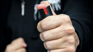 Asistentă medicală, tâlhărită de un tânăr de 14 ani. Băiatul i-a dat cu spray lacrimogen în faţă