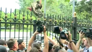 Protestatarii au aruncat curcani în curtea sediului Preşedinţiei din Chişinău | VIDEO