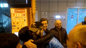 FOTO.VIDEO Maratonistul Tibi Uşeriu s-a întors în ţară, unde a fost întâmpinat cu aplauze de peste o sută de persoane: Cel mai DIFICIL moment a fost startul, când mi-am dat seama ce mă aşteaptă