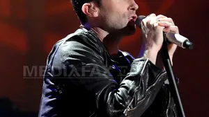 Adam Levine, solistul trupei Maroon 5, s-a logodit - FOTO