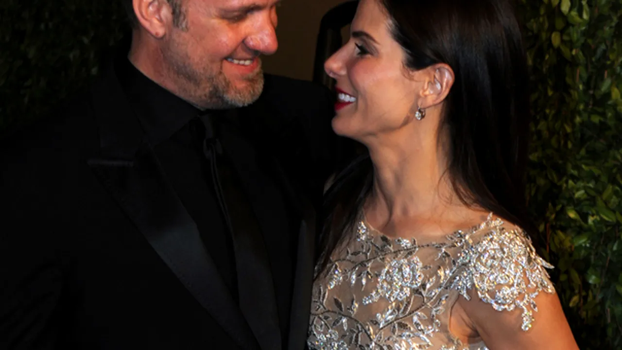 Sandra Bullock şi Jesse James infirmă că ar fi contactat avocaţi specializaţi în divorţuri