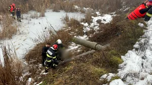 Misiune de salvare a unui bărbat căzut într-un lac înghețat din Turda. Un pompier s-a aruncat în apă