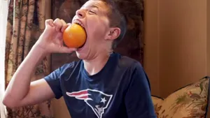 Talentul neobişnuit al unui adolescent l-a plasat în Cartea Recordurilor. Este surprinzător cât de mult îşi poate căsca gura