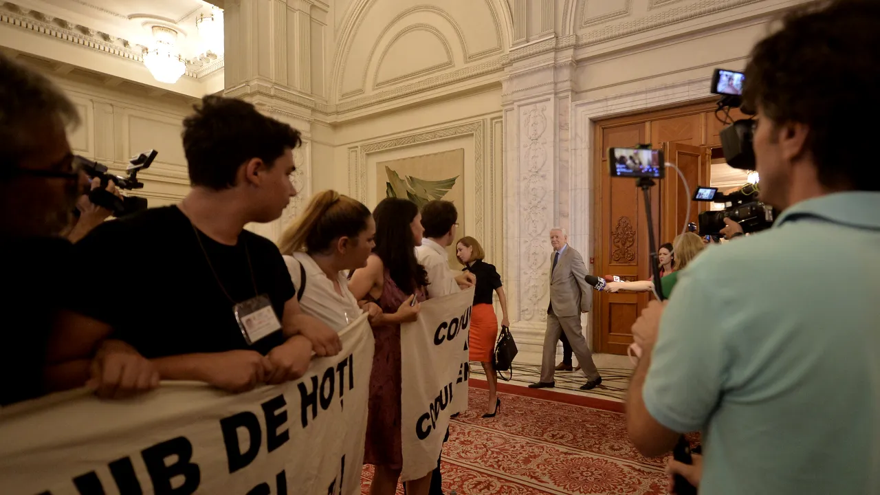 USR nu mai are voie să aducă invitaţi în Parlament, în actuala sesiune parlamentară