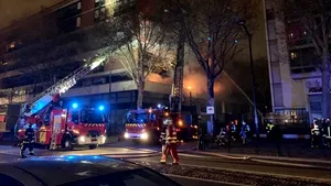 Un incendiu puternic a afectat un bloc de locuinţe din Paris | VIDEO