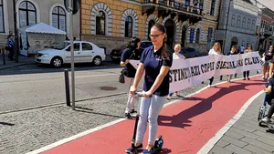 Un viceprimar pe trotinetă încearcă să strângă fonduri pentru o grădiniţă unde învaţă copii cu dizabilităţi | FOTO