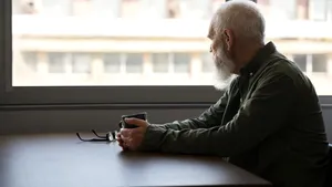 Singurătatea poate fi la fel de periculoasă ca fumatul. Cercetătorii spun de ce medicii nu o pot vindeca singuri