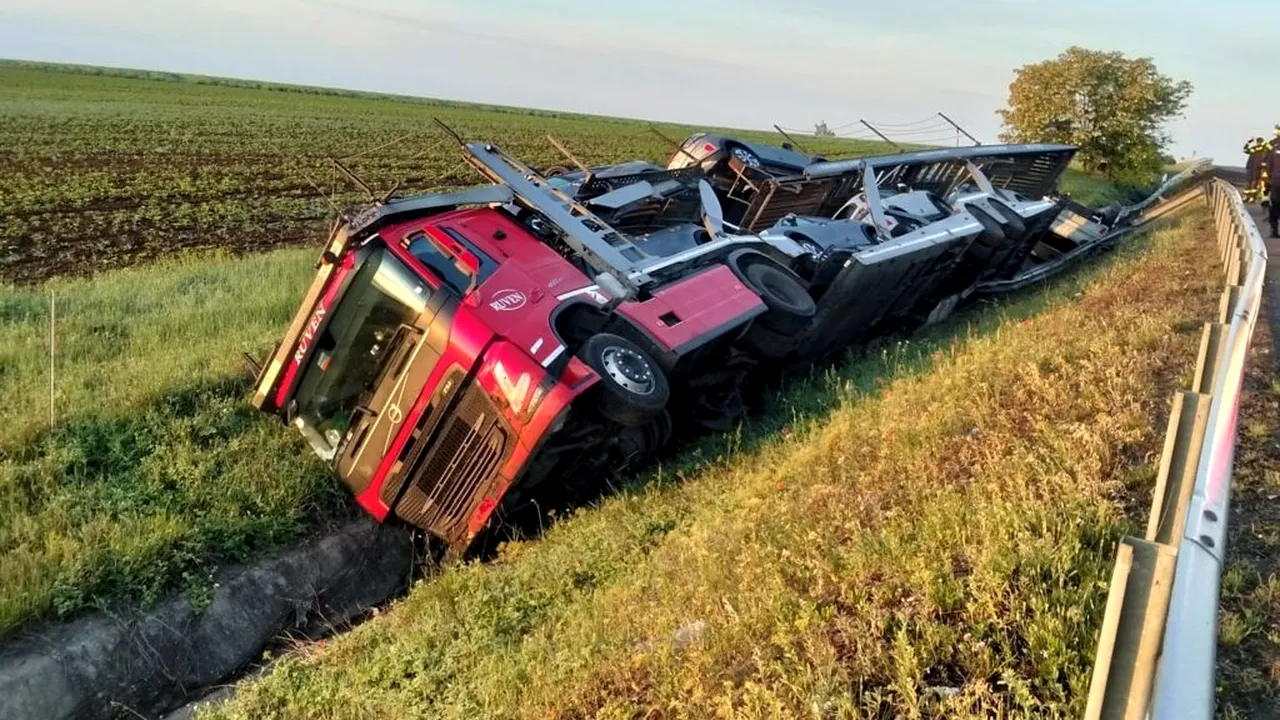 Arad: Un tir care transporta autoturisme s-a răsturnat. Se circulă restricționat pe A1