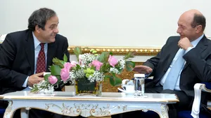 Băsescu a primit de la Platini o minge cu autograf şi un fanion UEFA