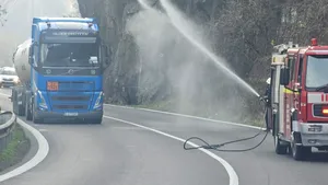 O cisternă pierde GPL pe Valea Oltului. Trafic rutier închis