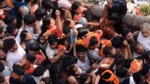 Panică într-un templu din India din cauza unui fir electric defect. Mulțimea s-a călcat în picioare