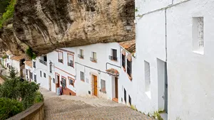 Oraşul de sub stâncă. Cum arată orăşelul spaniol săpat în piatră - FOTO, VIDEO