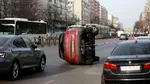 Accident grav lângă Spitalul Colentina. Șase mașini au fost implicate, una s-a răsturnat