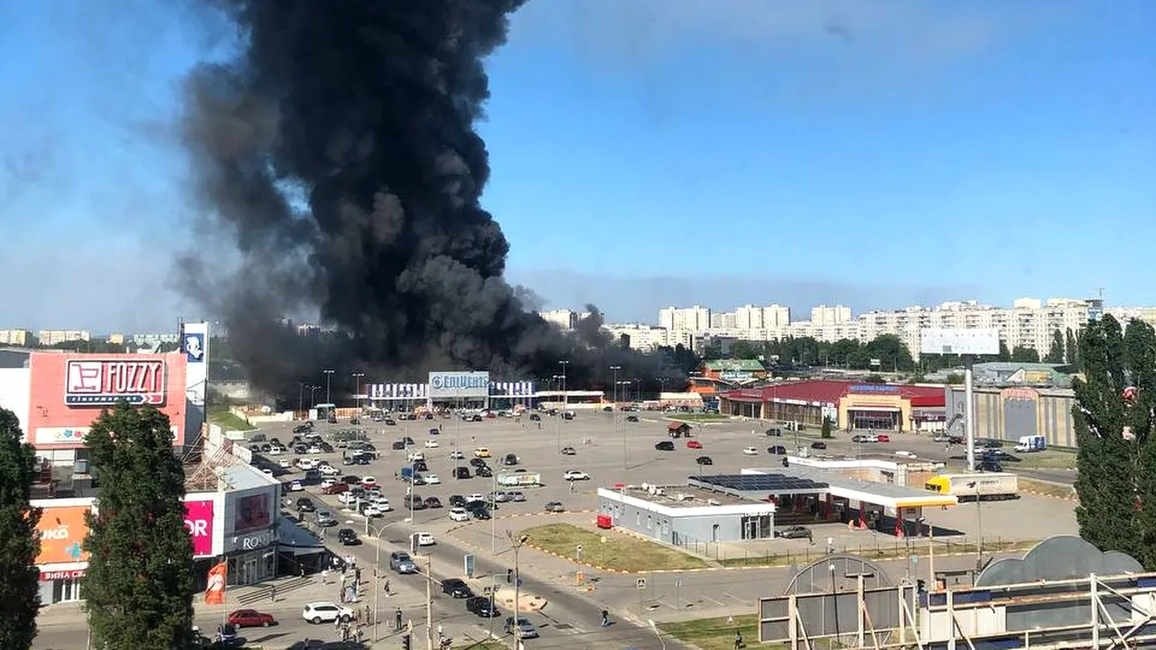 Armata rusă a atacat un hipermarket din Harkov: cel puţin doi morţi