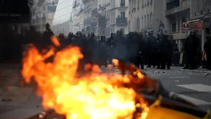 Franța se confruntă cu urmările celor mai grave tulburări din ultimii ani: Magazine jefuite, clădiri cu graffiti și o primărie incendiată