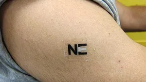 Un tatuaj-baterie, capabil să producă electricitate din transpiraţie, prezentat de cercetători