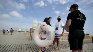 Rişti să te îmbolnăveşti de coronavirus la plajă sau la plimbare? Avertismentul unui medic pentru cei nerăbdători să iasă din case