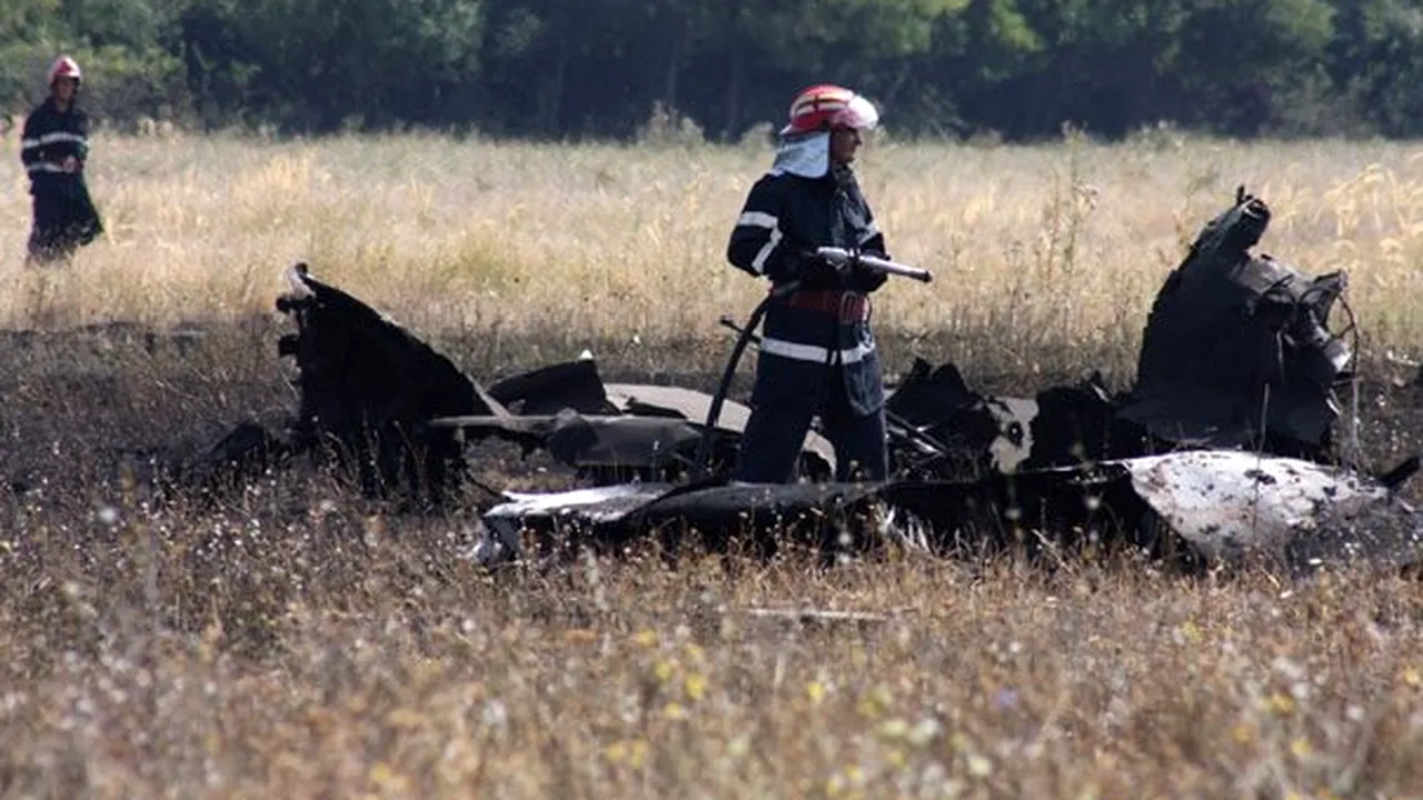 Un avion militar s-a prăbuşit la Craiova. Pilotul a murit, iar o altă persoană aflată la bord s-a catapultat - FOTO