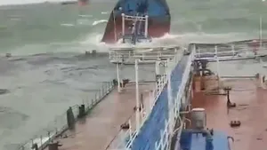 Cel puţin o persoană a murit după ce un petrolier rusesc s-a dezmembrat în Marea Neagră în timpul unei furtuni