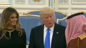 VIDEO Gafele Melaniei Trump, în Arabia Saudită. Cum a încălcat eticheta Prima Doamnă, în Orientul Mijlociu