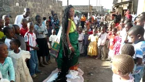 Deţinătoarea recordului mondial pentru cele mai lungi codiţe împletite ar putea paraliza