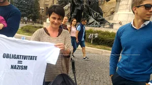 Protest faţă de vaccinarea obligatorie, la Cluj-Napoca. O tânără a afişat mesajul 