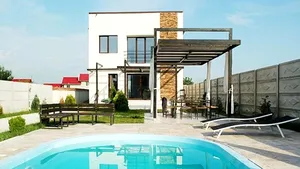 Vilele cu piscină din zonele limitrofe marilor oraşe sunt scoase la vânzare de la 100.000 euro