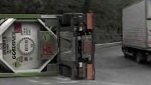 Argeş: O cisternă încărcată cu GPL s-a răsturnat pe DN 7