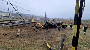UPDATE. Buldoexcavator, lovit de tren în Bacău. Şoferul a murit / Avarii ale infrastructurii feroviare şi ale locomotivei trenului
