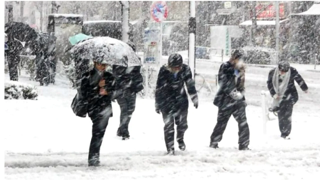 Ninge în Harghita. Drumarii intervin cu utilaje şi materiale antiderapante