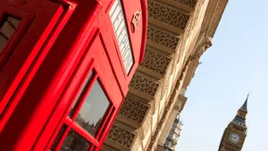 Infractori români au furat 50.000 de euro în patru luni din telefoane publice britanice