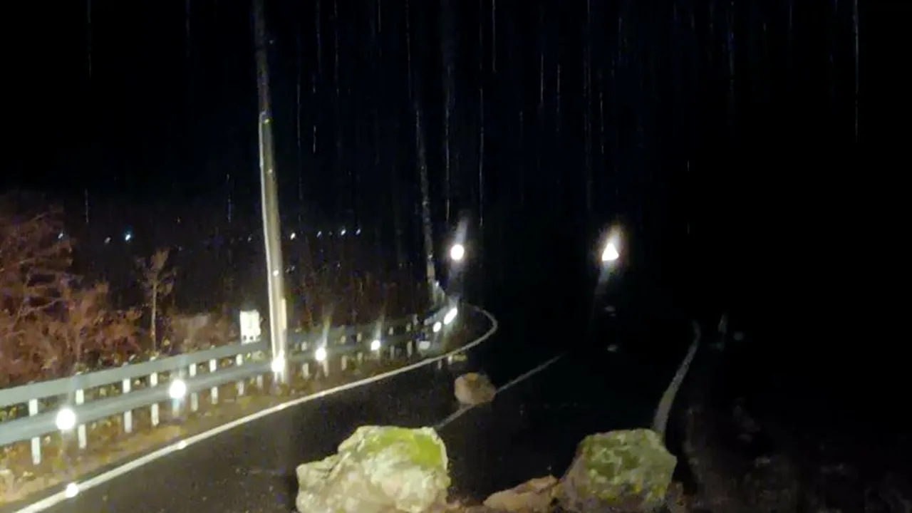 Cad pietre și blocuri de stâncă pe DN 57 Clisura Dunării și în Defileul Jiului