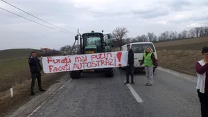 IMAGINI în ţară din timpul protestului pentru autostrăzi #şîeu. Trafic paralizat cu maşini pe avarii în mai multe oraşe, drumuri naţionale blocat | FOTO, VIDEO 