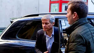 O maşină în care se afla Dacian Cioloş şi soţia, implicată într-un accident în Dâmboviţa