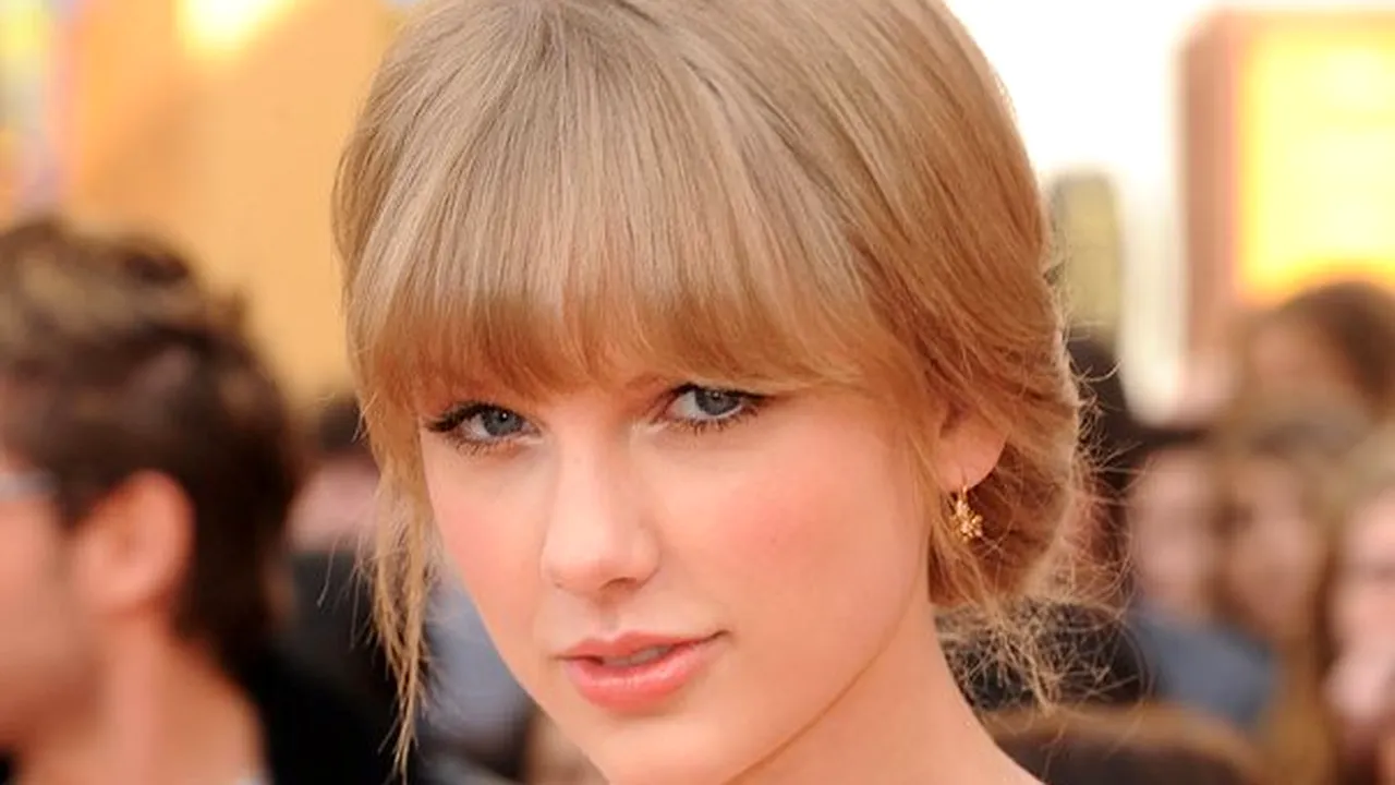 Taylor Swift ar putea juca rolul cântăreţei Joni Mitchell într-un film