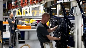 Vânzările de mașini din Europa cresc ușor în februarie, susținute de cererea pentru vehicule electrice