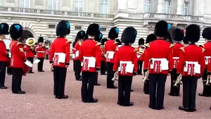 Garda Regală de la Palatul Buckingham a interpretat tema muzicală a serialului 