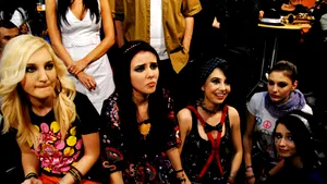 Blaxy Girls cântă melodia aniversară a unei şcoli din Anglia