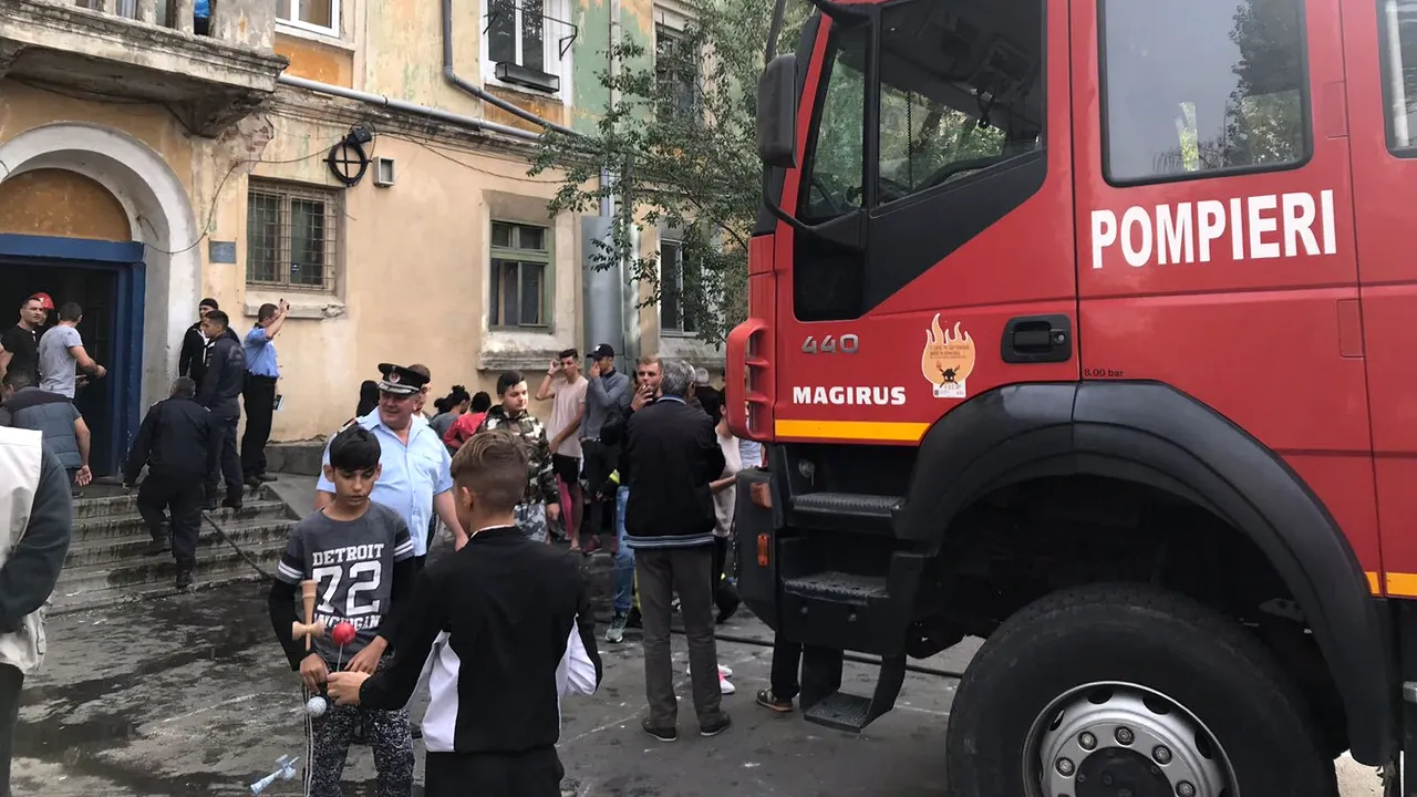INCENDIU într-un bloc din Craiova: 25 de persoane, printre care şi copii, evacuate | FOTO