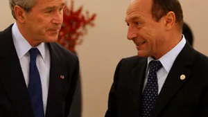 Băsescu: Discut cu Bush o soluţie bilaterală dacă la NATO nu găsim soluţia unui scut complementar