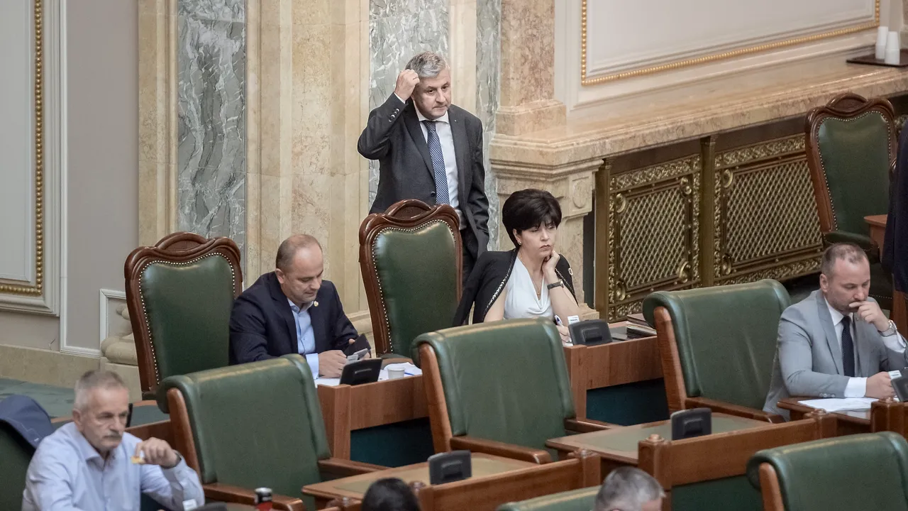 Un senator USR avertizează asupra prelungirii sesiunii extraordinare a Parlamentului până pe 10 august: Democraţia se face în secret 
