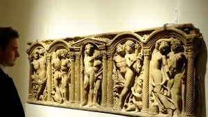 Capacul unui sarcofag roman din colecţia lui Emile Zola, scos la licitaţie