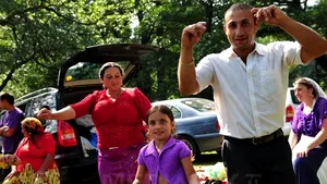 Franţa riscă amenzi de milioane de euro din cauza expulzării romilor