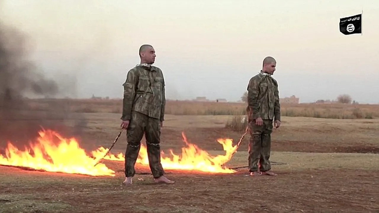 Stat Islamic a difuzat o înregistrare video cu doi militari turci arşi de vii 