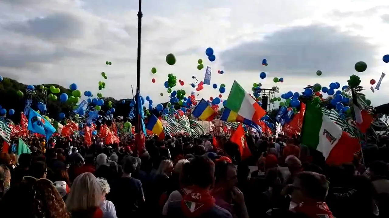 Zeci de mii de persoane au protestat la Roma împotriva anti-vacciniştilor şi fasciştilor. Ei cer guvernului dizolvarea grupurilor impicate în violenţele de weekendul trecut