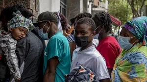 Criza umanităţii. 126 de migranţi au fost închişi într-un camion şi abandonaţi în pustiu