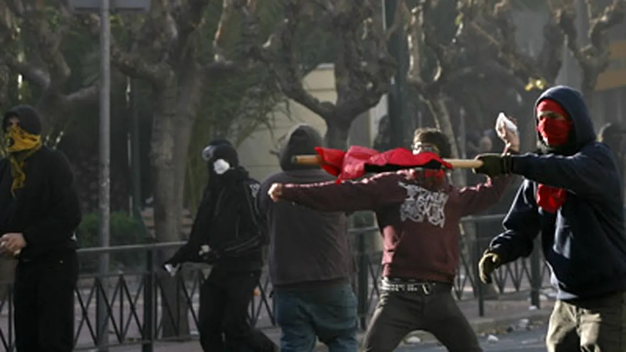 Mii de persoane participă la protestele din Atena şi Salonic