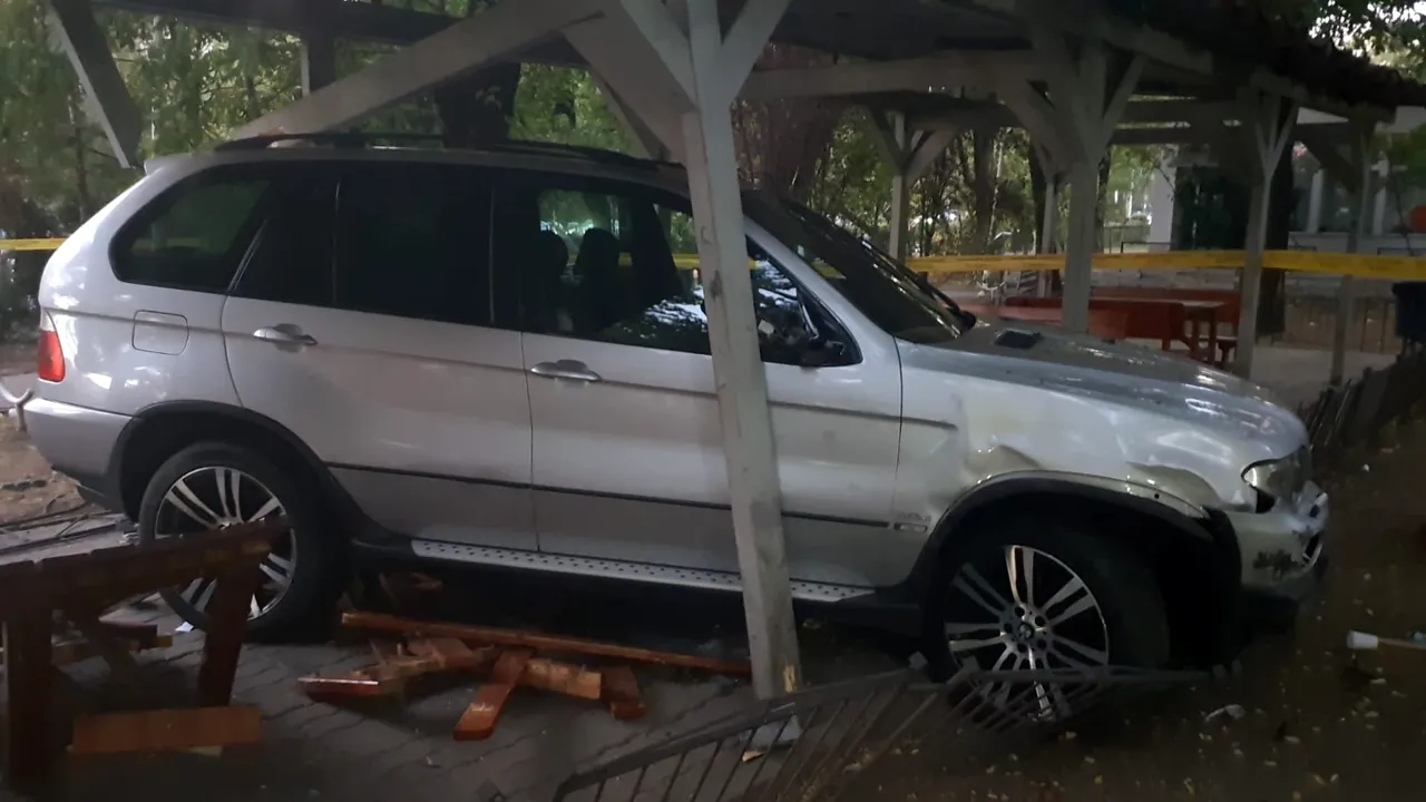 Un şofer a intrat cu maşina într-un spaţiu amenajat pentru jucătorii de şah