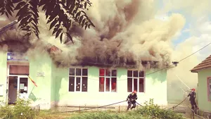 O şcoală din judeţul Tulcea a fost distrusă de un incendiu | FOTO, VIDEO