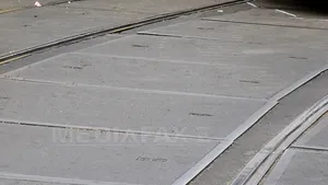 ACCIDENT NEOBIŞNUIT ÎN CAPITALĂ: Un şofer, la spital după ce o bucată dintr-o şină de tramvai i-a intrat în stomac